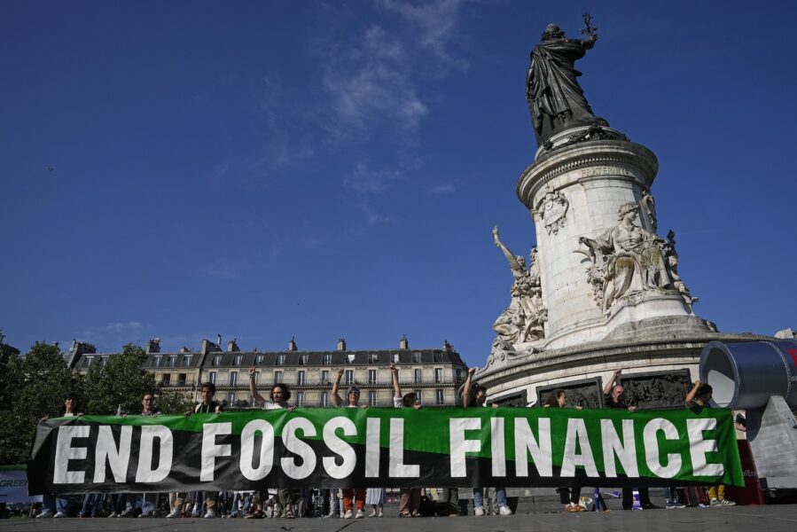 Investeringar i fossila bränslen hindrar en rättvis övergång till mer hållbara energislag, enligt en ny rapport.