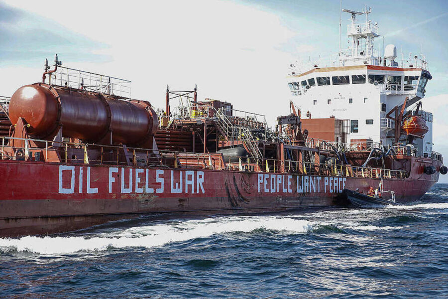 Under en aktion målades slagord på det lettiska fartyget som misstänks för att sälja bränsle till skuggflottan.