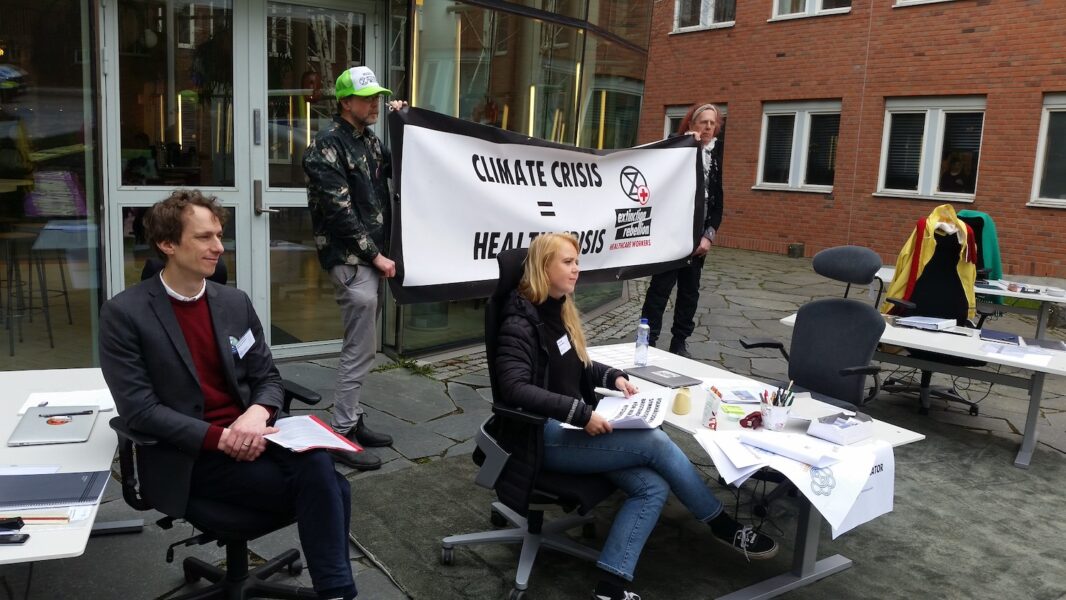 Klimataktivister "startade" en egen myndighet utanför Folkhälsomyndigheten idag.