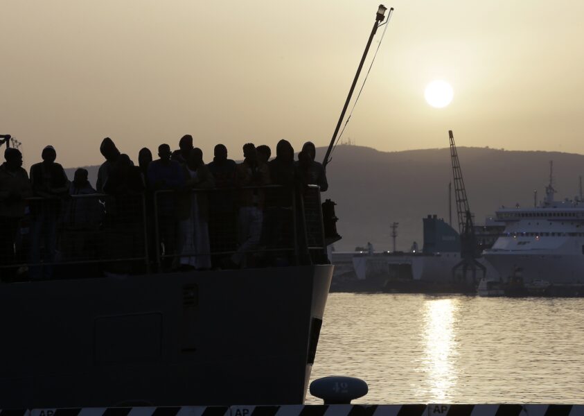 Migranter ombord på ett räddningsfartyg utanför Sicilien, Italien.