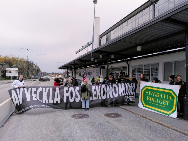 Aktivister från bland annat Scientists rebellion och Hälso- och sjukvårdspersonal för Extinction Rebellion samlades för en protest vid Bromma flygplats under söndagen.