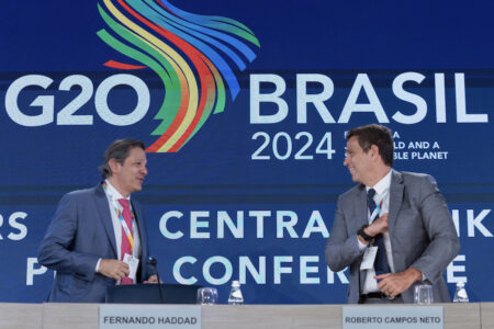 Brasiliens finansminister Fernando Haddad pratar med Roberto Campos Neto ordförande för Brasiliens centralbank på G20:s nyhetskonferens.