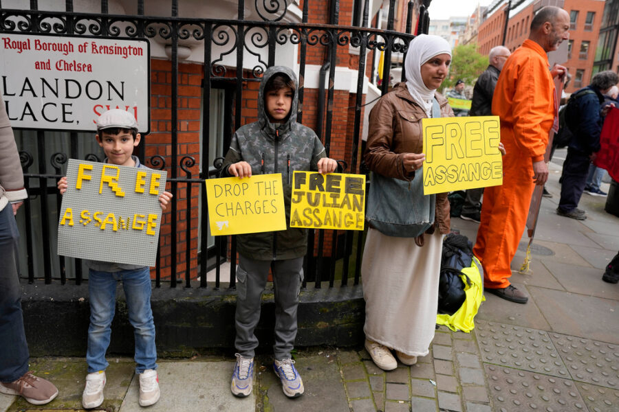 DAGENS NYHETSBILD Protestanter framför Ecuadors ambassad i London, torsdagen den 11 april 2024, där Wikileaks grundare Julian Assange arresterades för fem år sedan.