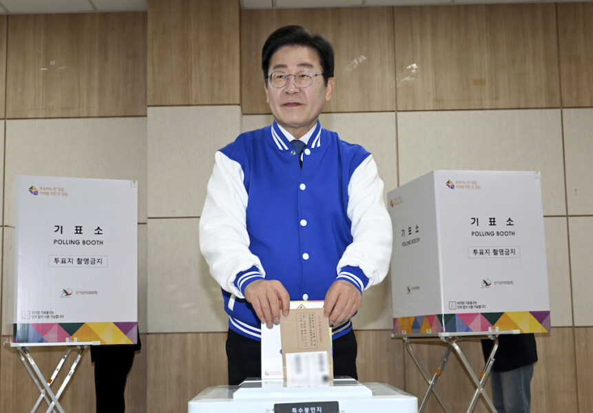 Demokratiska partiets partiledare Lee Jae-myung förtidsröstade inför parlamentsvalet som går av stapeln i dag.