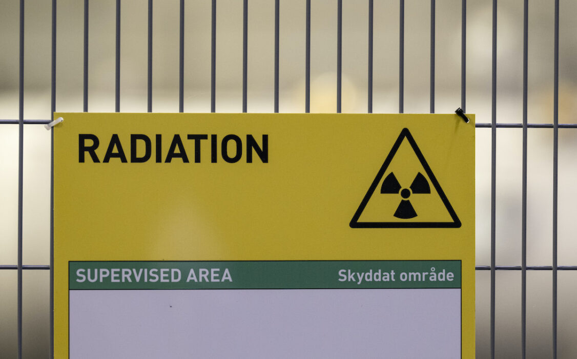 Hanteringen av radioaktivt material från sjukvård, industri och forskning måste förbättras, menar regeringen.