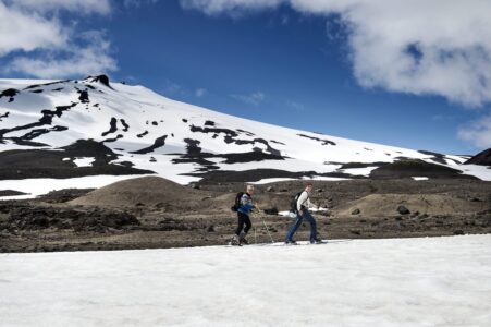 två skidåkare i fjällen
