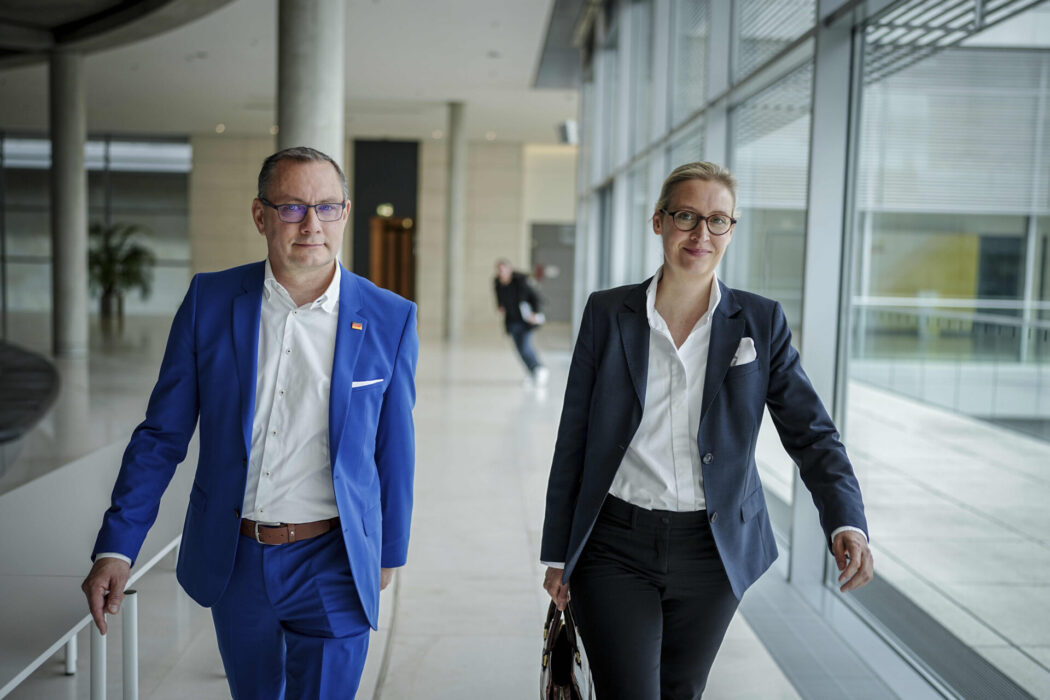 Alice Weidel, ledare för AfDs parlamentariska grupp, och Tino Chrupalla, AfDs federala ordförande och ledare för AfDs parlamentariska grupp, lämnar mötesrummet för parlamentariska gruppen efter ett möte med AfDs ledande kandidat för Europavalen, Maximilian Krah.
