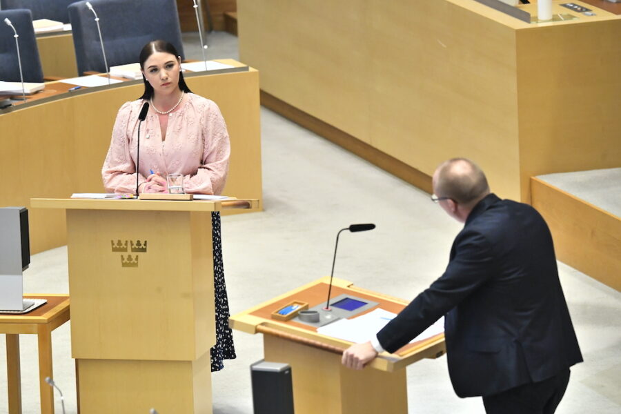 Riksdagsledamoten Yasmine Bladelius (S) försvarade att transpersoner skulle ha lättare ändra juridiskt kön med bland annat att det gått bra i alla andra nordiska länder, som också haft en mer radikal lagstiftning.