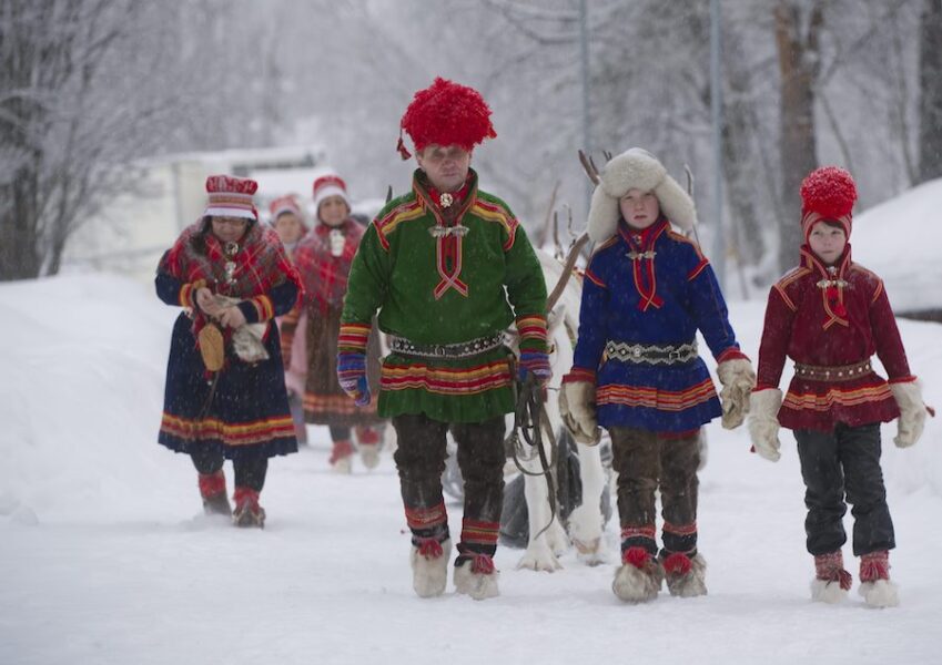Det händer att samer undviker att klä sig i traditionella samiska kläder för att undvika att utsättas för hot.