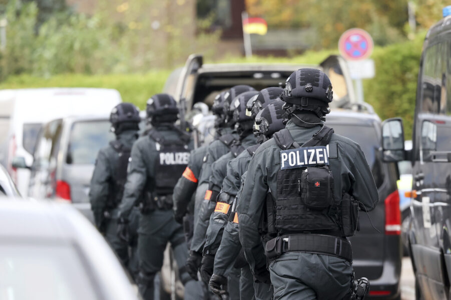 Tysk polis misstänker hundratals poliser för kopplingar till högerextrema rörelser.
