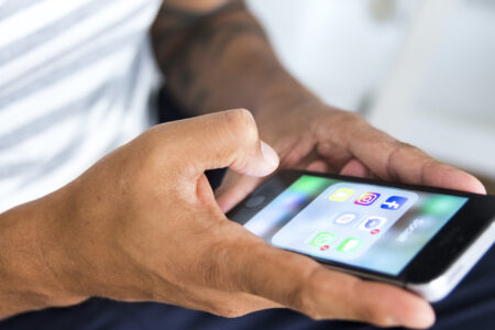 Händer med en mobiltelefon