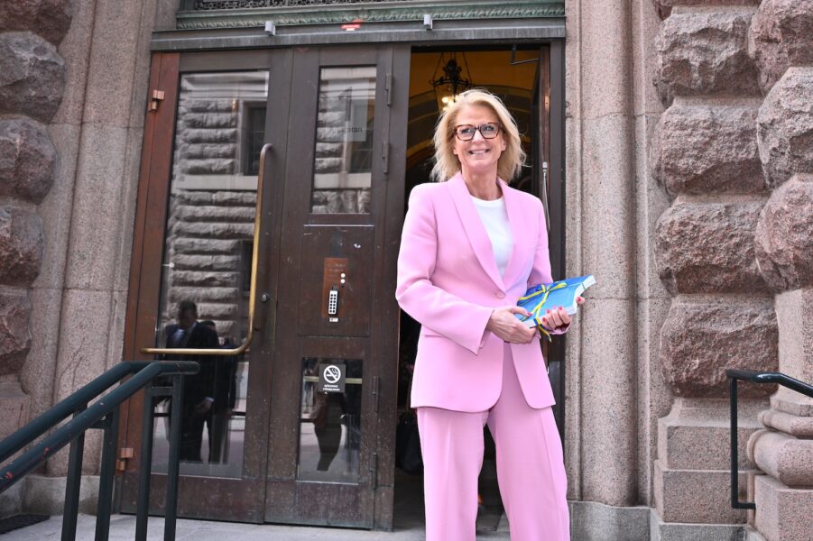 Finansminister Elisabeth Svantesson (M) under budgetpromenaden från finansdepartementet till riksdagen med vårpropositionen och vårändringsbudgeten i hand.