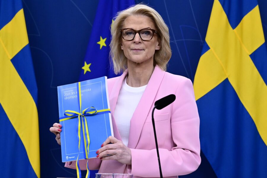 Finansminister Elisabeth Svantesson med vårändringsbudgeten.