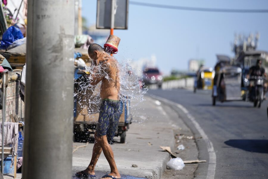 En man i Filippinernas huvudstad Manila svalkar sig i värmen.