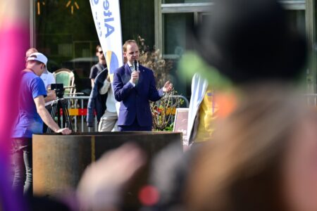 Gustav Kasselstrand, partiledare för Alternativ för Sverige, håller tal.