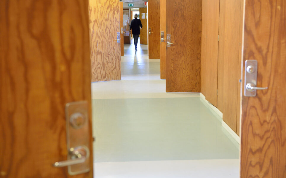 Bild på en korridor med öppna dörrar
