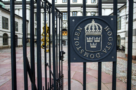 Ingång till Högsta Domstolen i Stockholm.