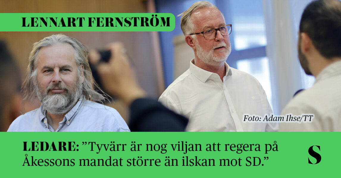 I förgrunden: ett porträtt av skribenten. I bakgrunden: Liberalernas partiledare Johan Pehrson blir intervjuad och fotograferad under en pressträff.