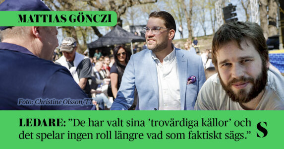 I förgrunden: ett porträtt av skribenten. I bakgrunden: Jimmie Åkesson hälsar på publik inför ett vårtal på Långholmen i Stockholm.