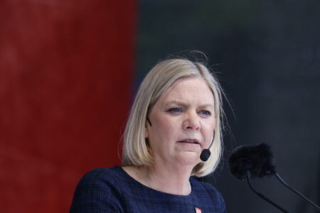 Magdalena Andersson håller tal