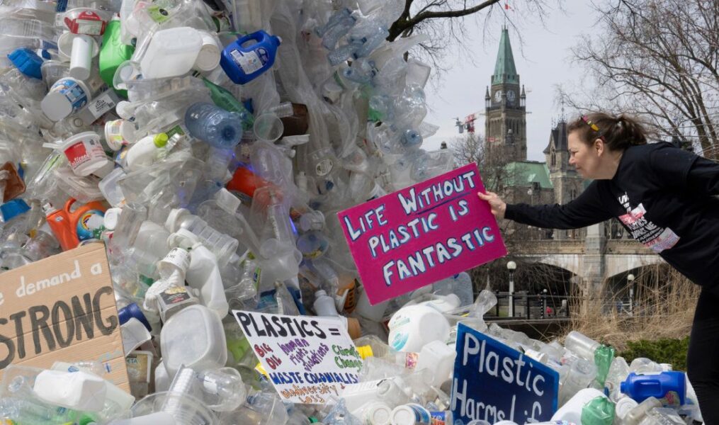 Protester i Ottawa, Kanada, i samband med att de globala förhandlingarna om ett plastavtal avslutades i veckan.