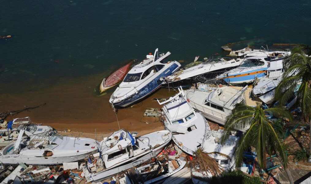 Bild på krossade båtar på grund av orkan
