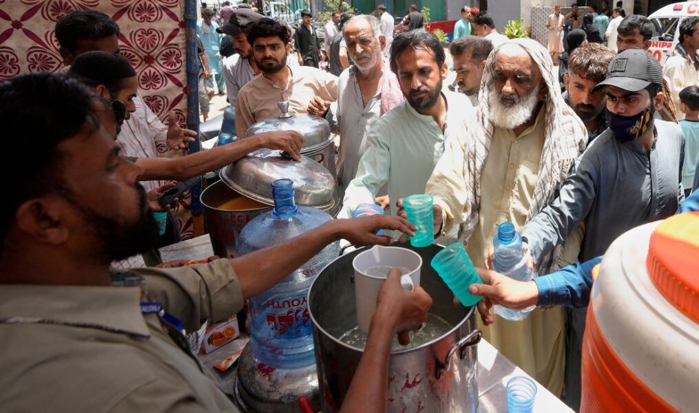 Vatten delas ut i Pakistan som drabbats av extremhetta.