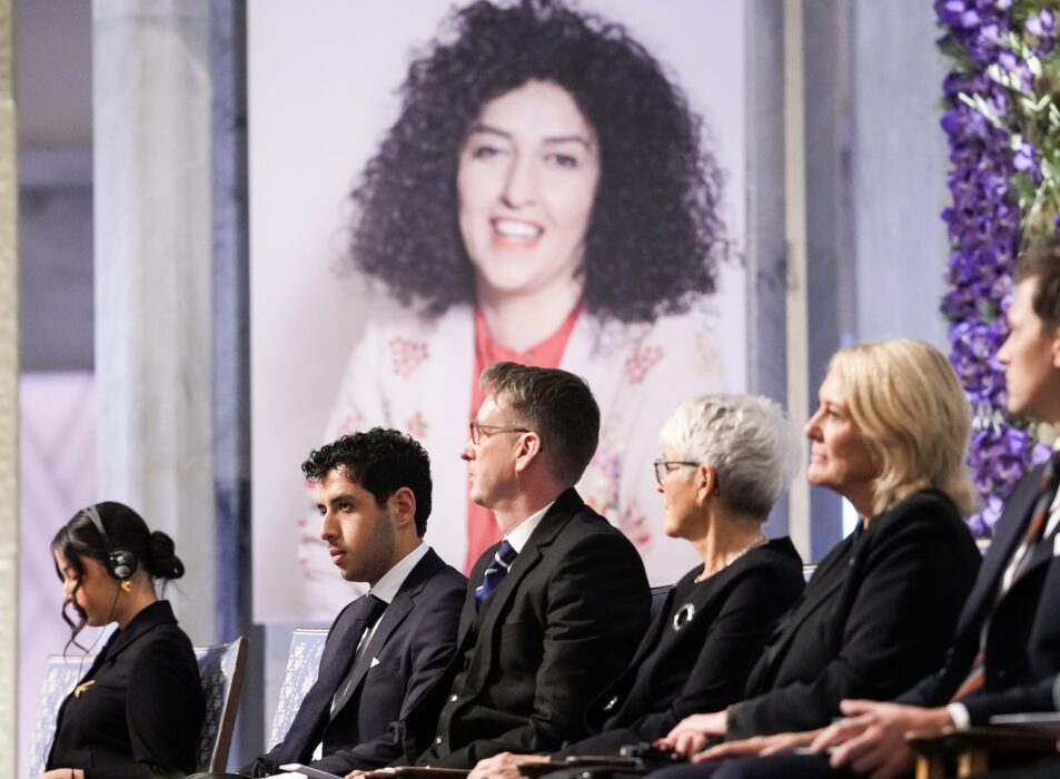 Narges Mohammadi (bakgrunden) fick Nobels fredspris förra året, men det blev hennes barn (t v) som fick hämta priset i Oslo rådhus.