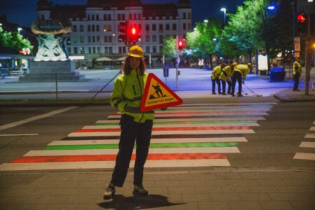 Olivia Linander vid ett målat övergångsställe