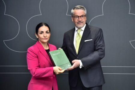 Kulturminister Parisa Liljestrand får betänkandet från Public service-kommittén ordförande Göran Hägglund.