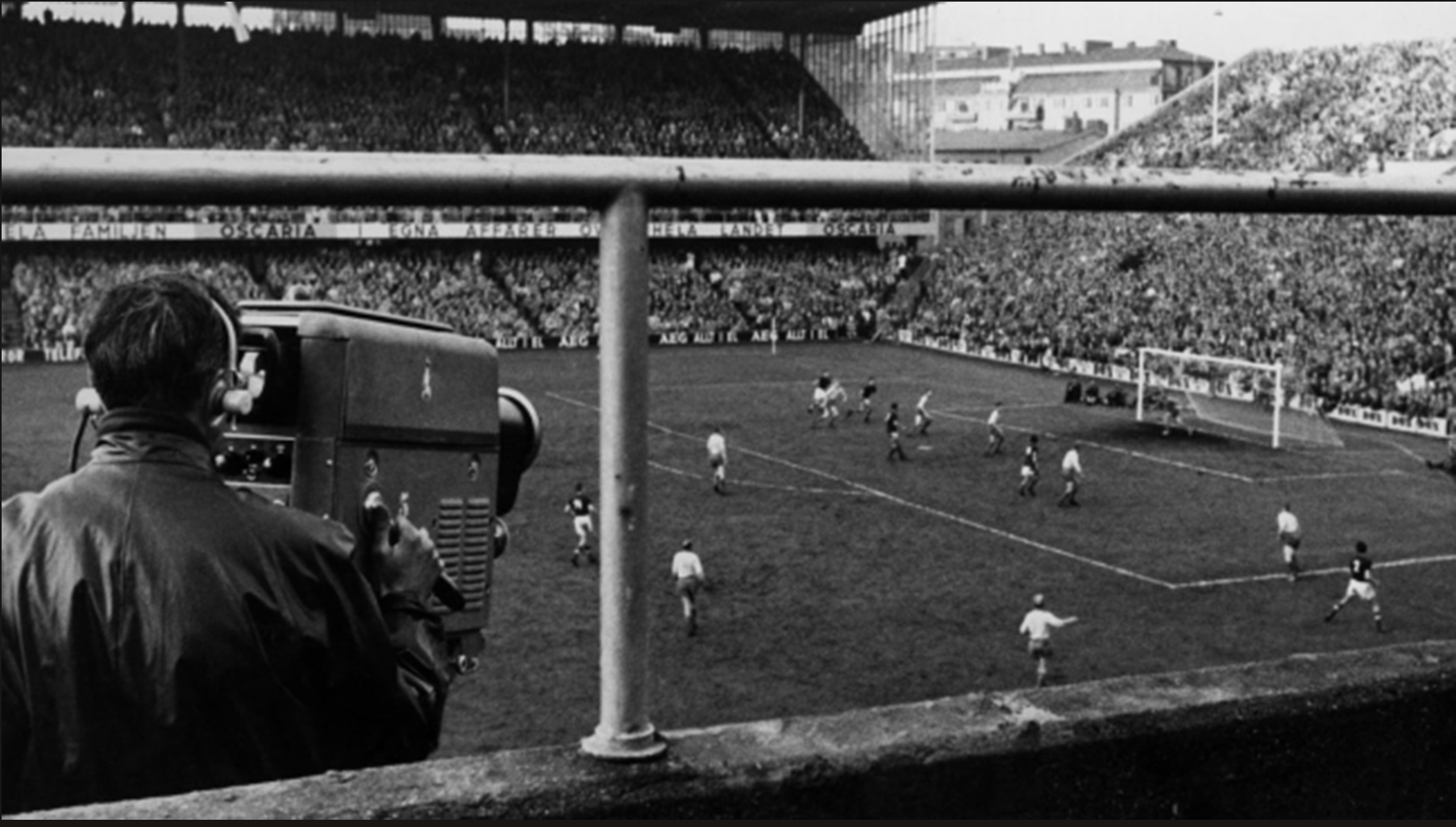 Fotobolls-match, person till vänster i bilden filmar. Fotobolls-match, person till vänster i bilden filmar.