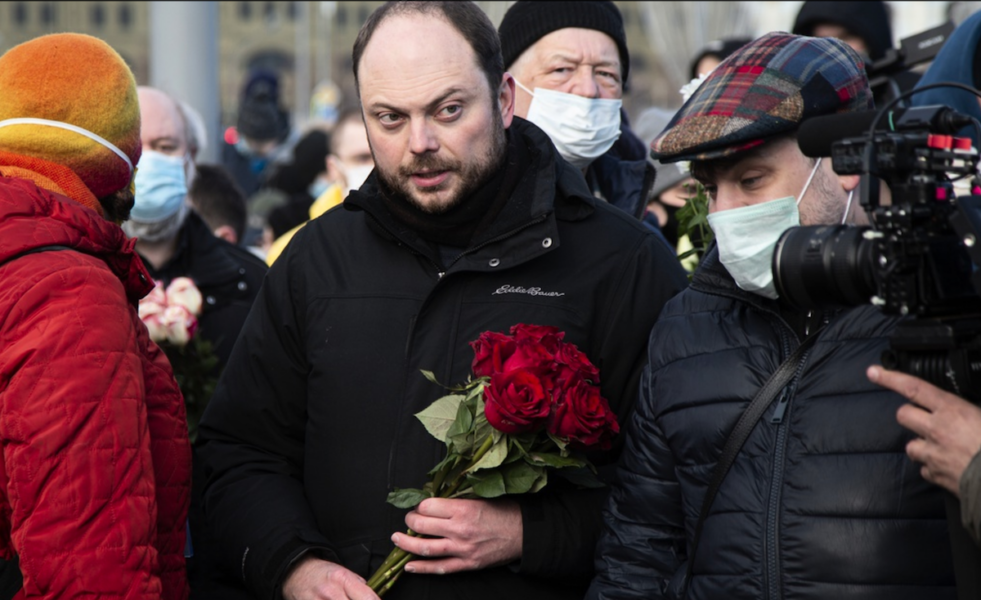 År 2021, Vladimir Kara-Murza – då en fri man – lägger ned blommor invid den plats där hans vän och mentor, oppositionspolitikern Boris Nemtsov, sköts till döds 2015.