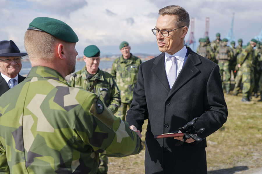 Svenska soldater med president Alexander Stubb och Kungen
