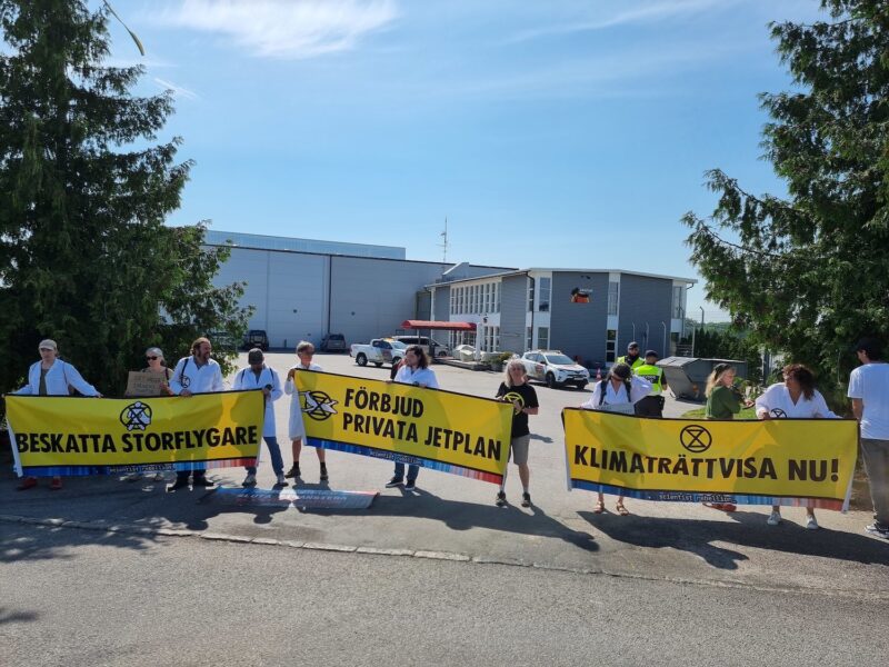 Aktivister från Scientist rebellion blockerade under söndagen en av infarterna till Bromma flygplats terminal för privatjets.