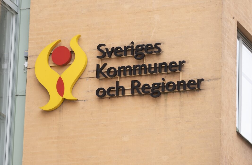 Ett kraftigt skärpt försörjningskrav för arbetskraftsinvandrare försvårar rekrytering och möjligheterna att klara kompetensbehoven i välfärden.
