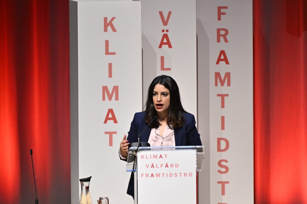 Vänsterpartiets partiledare Nooshi Dadgostar håller tal.