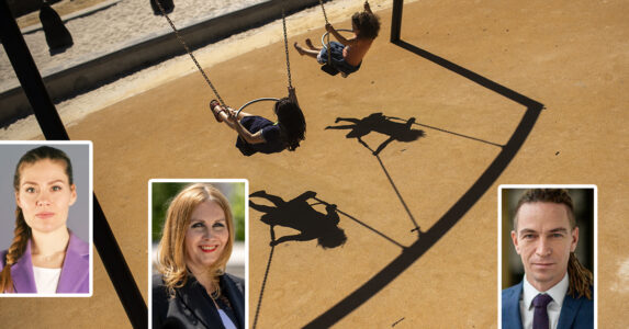 Barn som gungar i lekpark