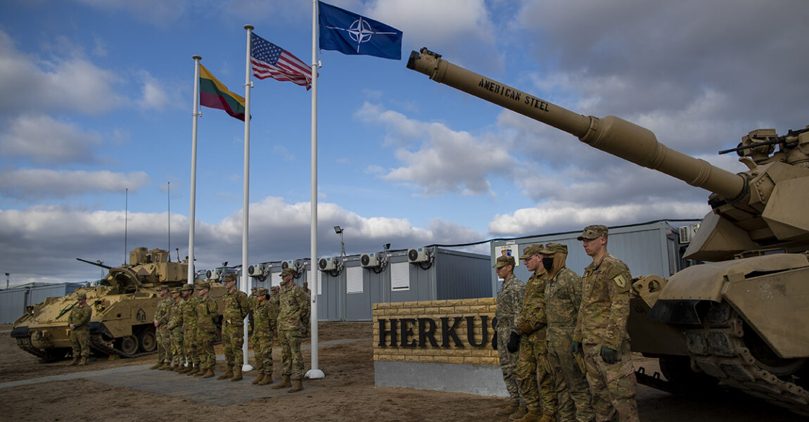 Amerikanska soldater står på rad på en amerikansk militärbas i Litauen.