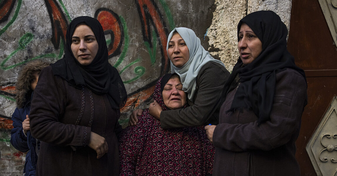 De här kvinnornas hem i Rafah på södra Gazaremsan har demolerats i en israelisk attack.