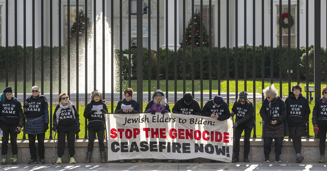 Aktivister i Jewish voice for peace demonstrerar framför Vita huset i Washington.