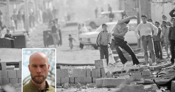 I förgrunden: ett porträtt av skribenten. I bakgrunden: Ett svartvitt foto där några pojkar kastar sten på en gata.