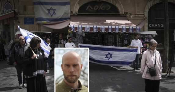 Porträttbild av skribenten + en tyst minut för stupade soldater på en gata i Jerusalem.