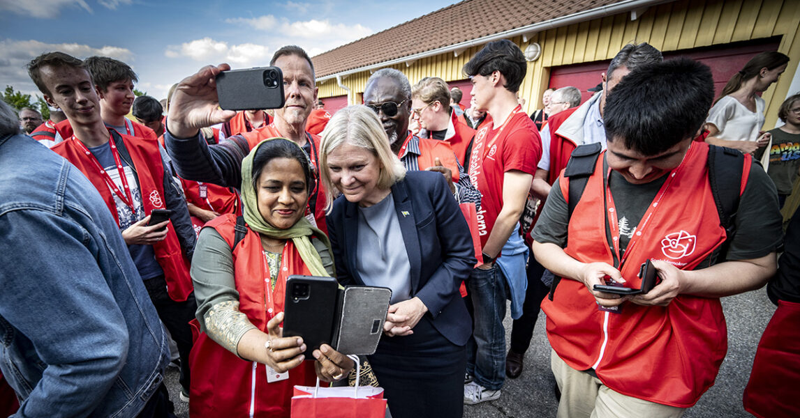 Magdalena Andersson åker runt, knackar dörr och tar selfies som en del av Socialdemokraternas EU-valkampanj.