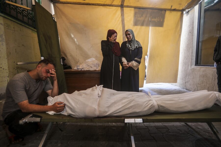 Tre personer som sörjer död i Gaza