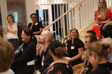 Deltagare i medborgarrådet om klimatet sitter och lyssnar på en talare.