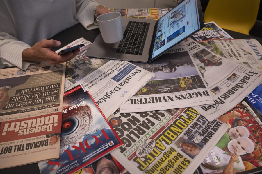 Olika tidningar på ett bord.