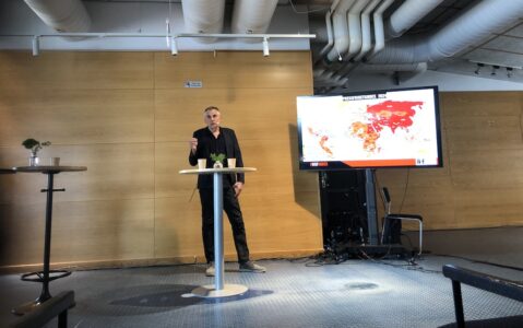 En man som håller en presentation