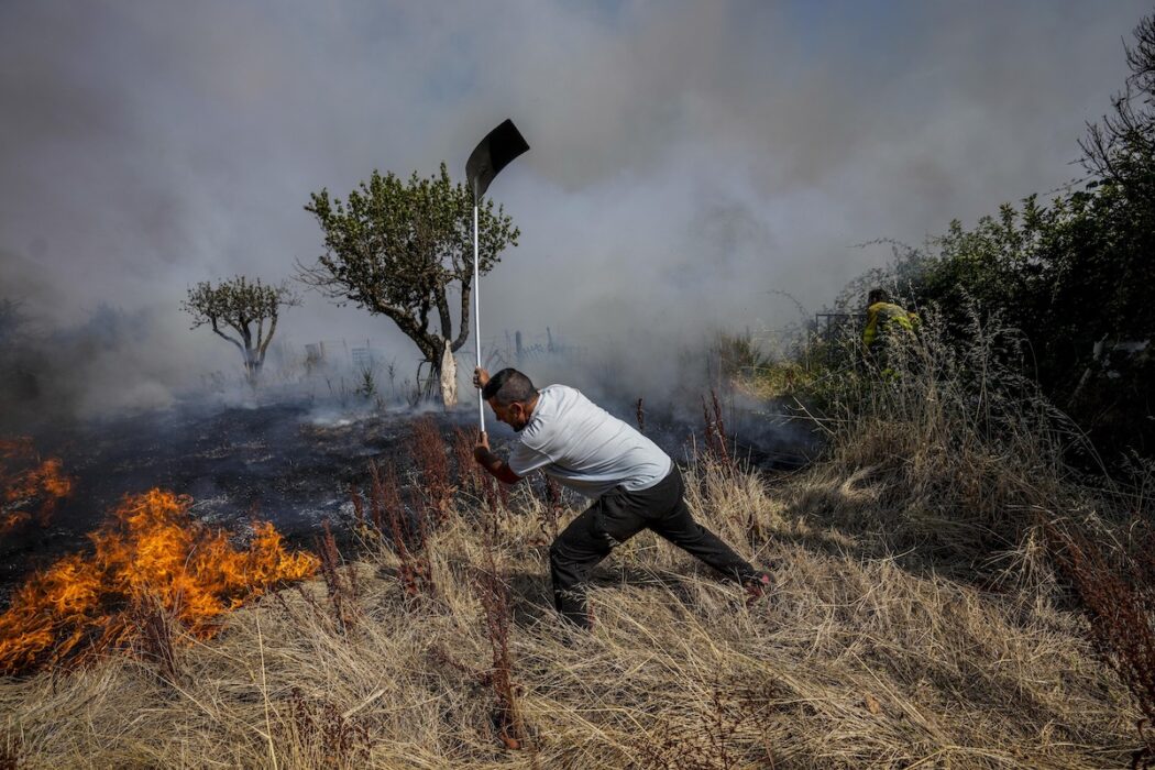 Man som försöker släcka skogsbrand