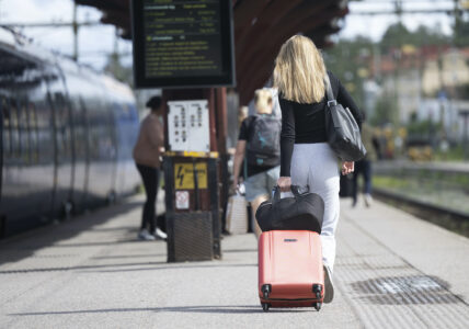 Tågperrong med människor