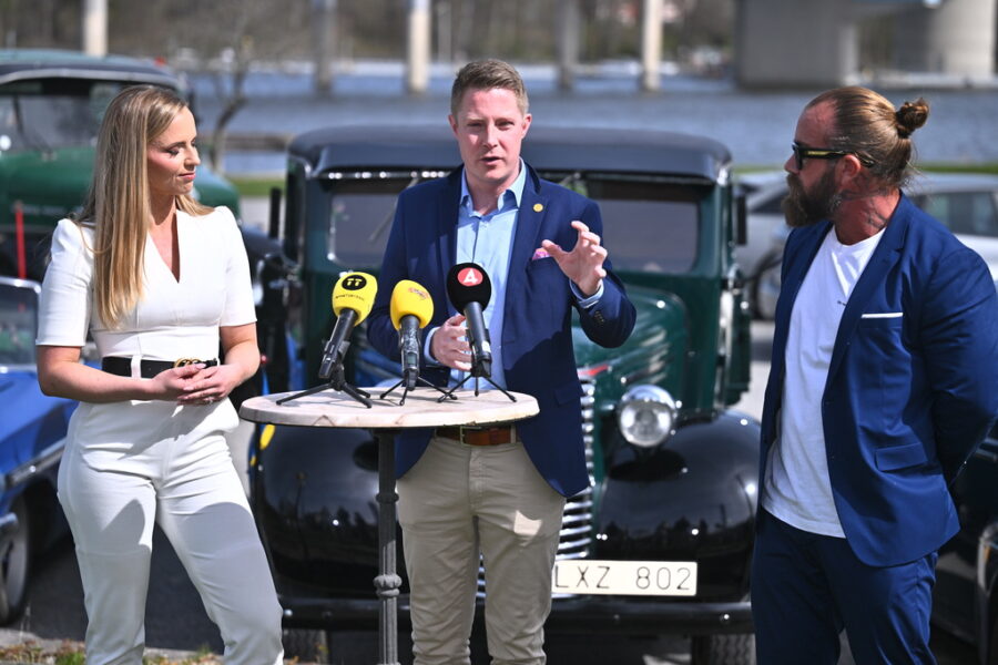 Tre EU-valskandidater vid bord med mikrofoner